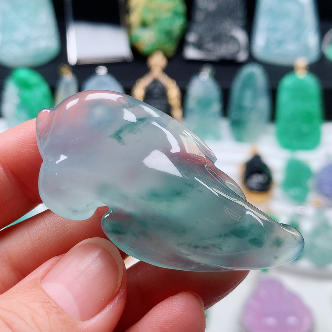 翡翠颈饰未镶嵌胶块飞鱼