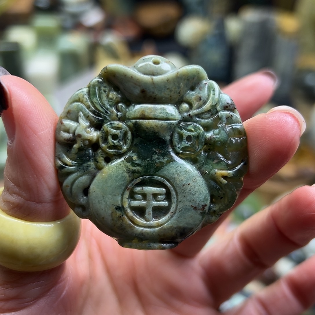 岫玉未镶嵌颈饰花玉瓶瓶