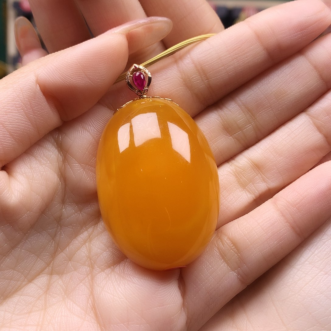 蜜蜡颈饰18K金镶嵌吊坠