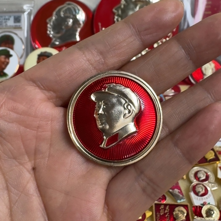 用***6铝合金双层款毛爷爷武像像章一枚
