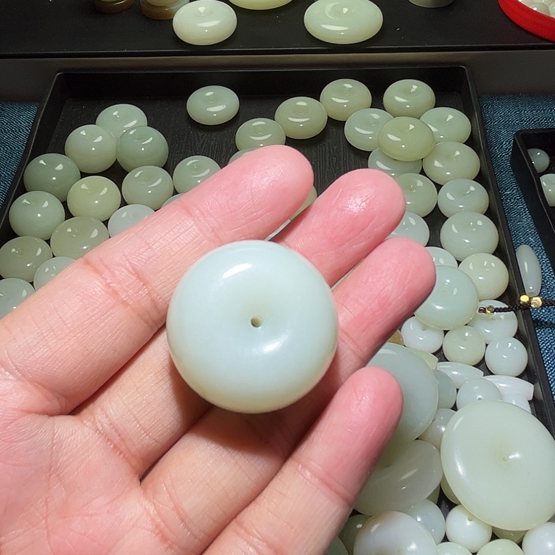 若***寒和田玉未镶嵌颈饰