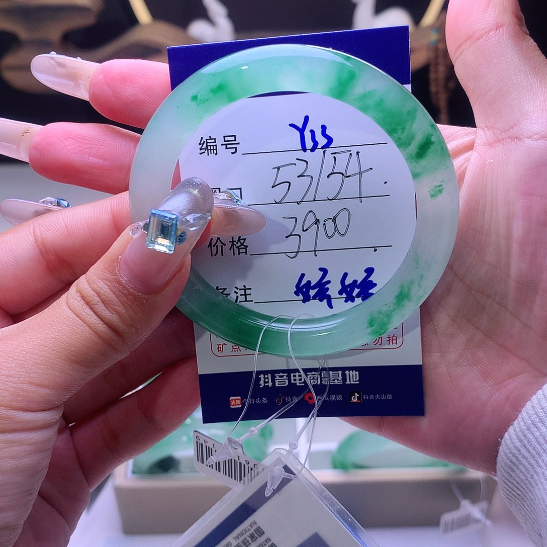 石英质玉手镯未镶嵌自****?