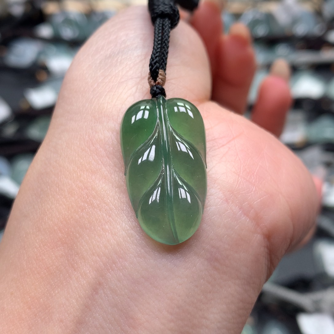 翡翠颈饰未镶嵌叶子