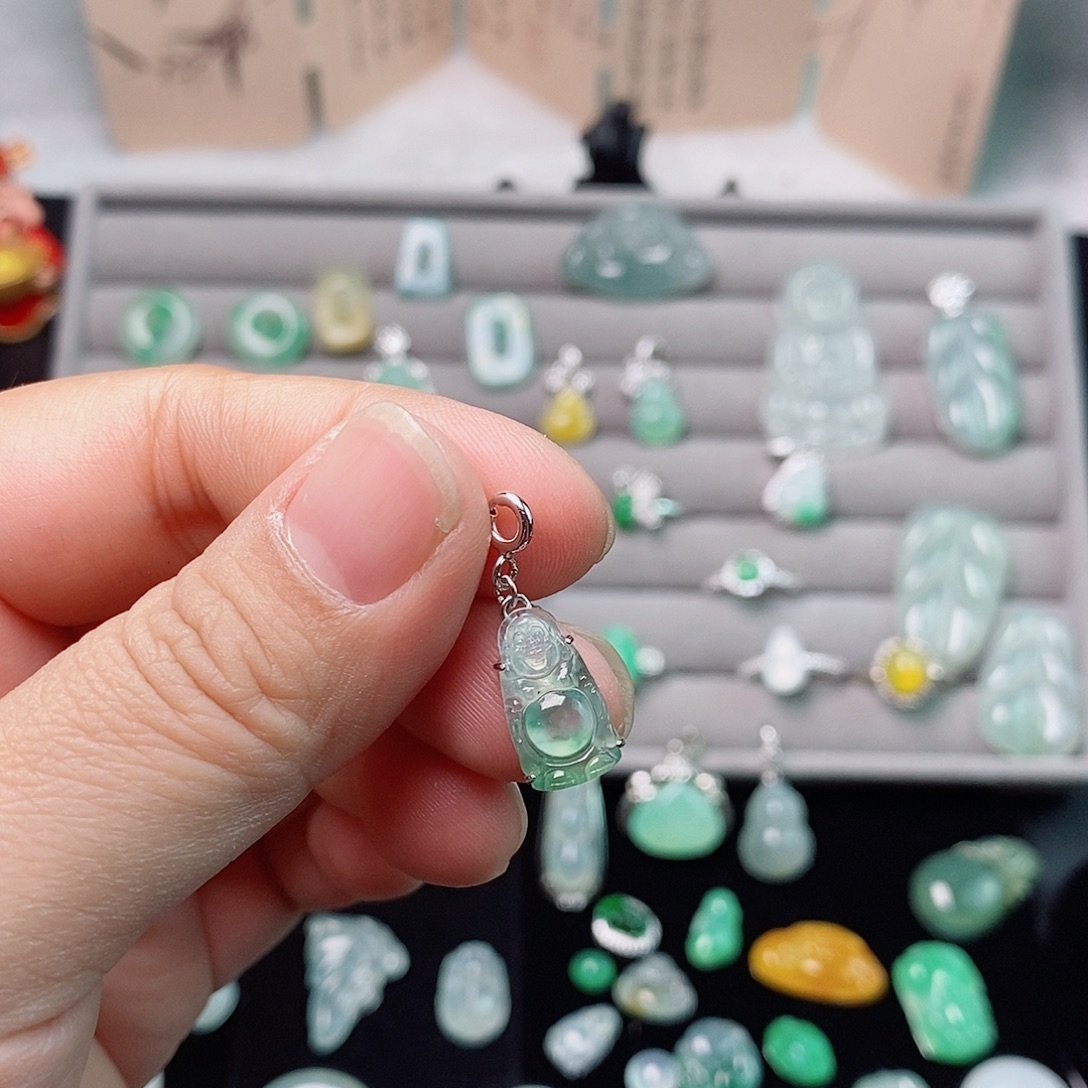 翡翠银S925镶嵌颈饰小站佛