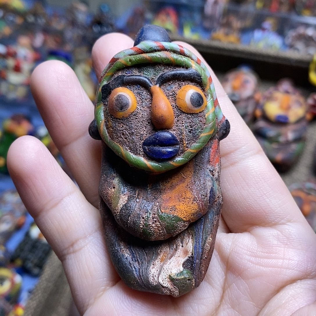 颈饰琉璃揣手娃一个