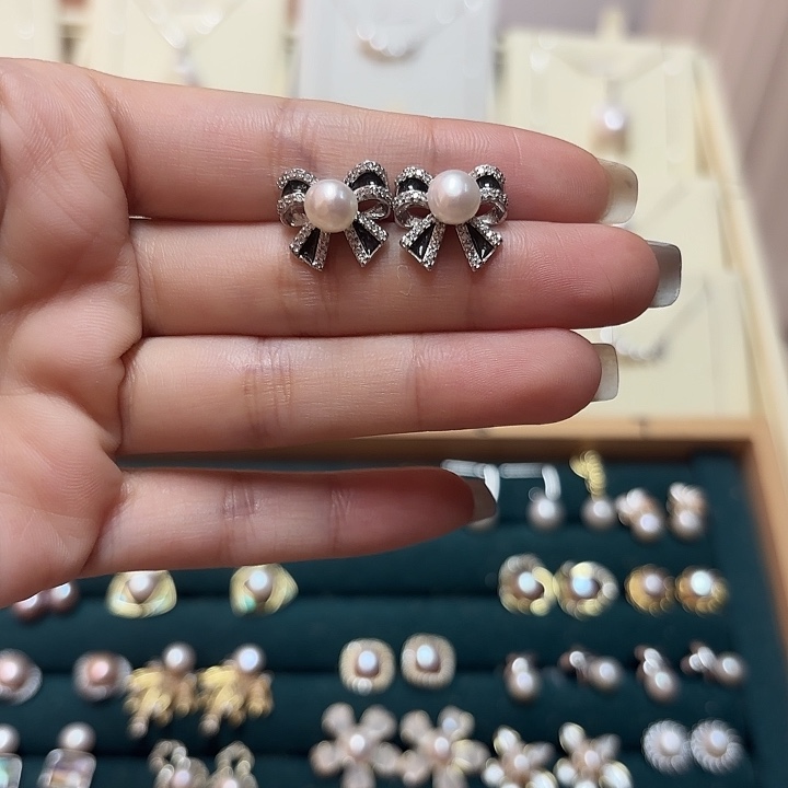 淡水珍珠合金颈饰蝴蝶结珍珠耳钉