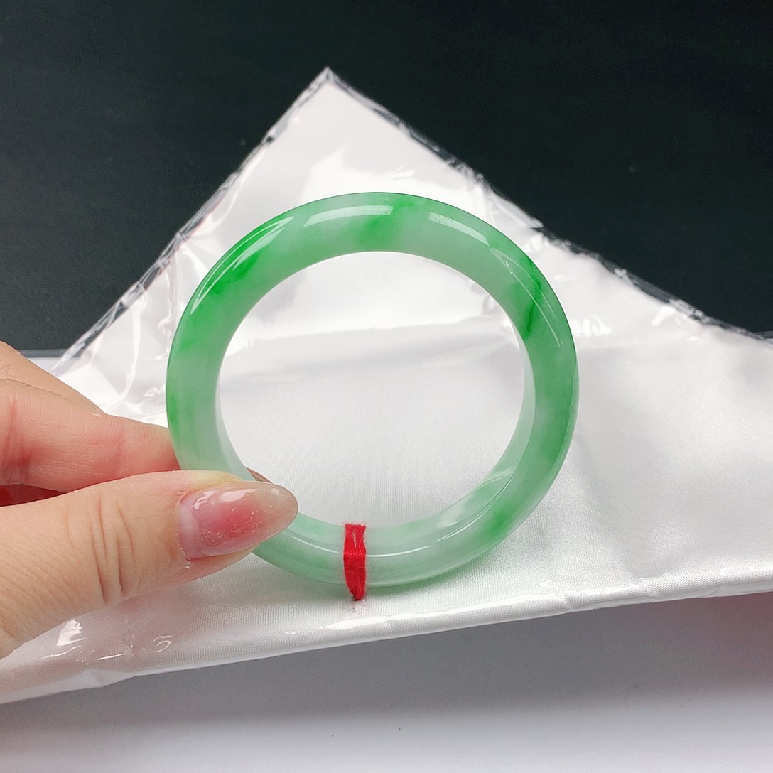 翡翠手镯未镶嵌翡翠095