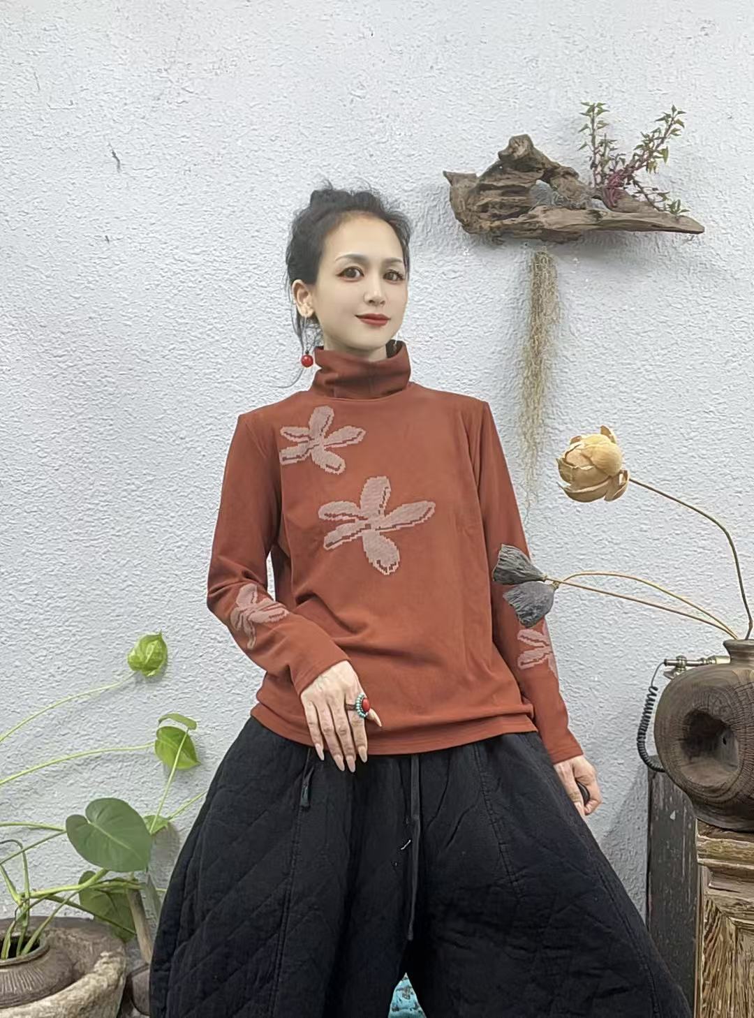 9675竖纹磨毛高领印五瓣花长袖打底上衣（长60胸围110-150