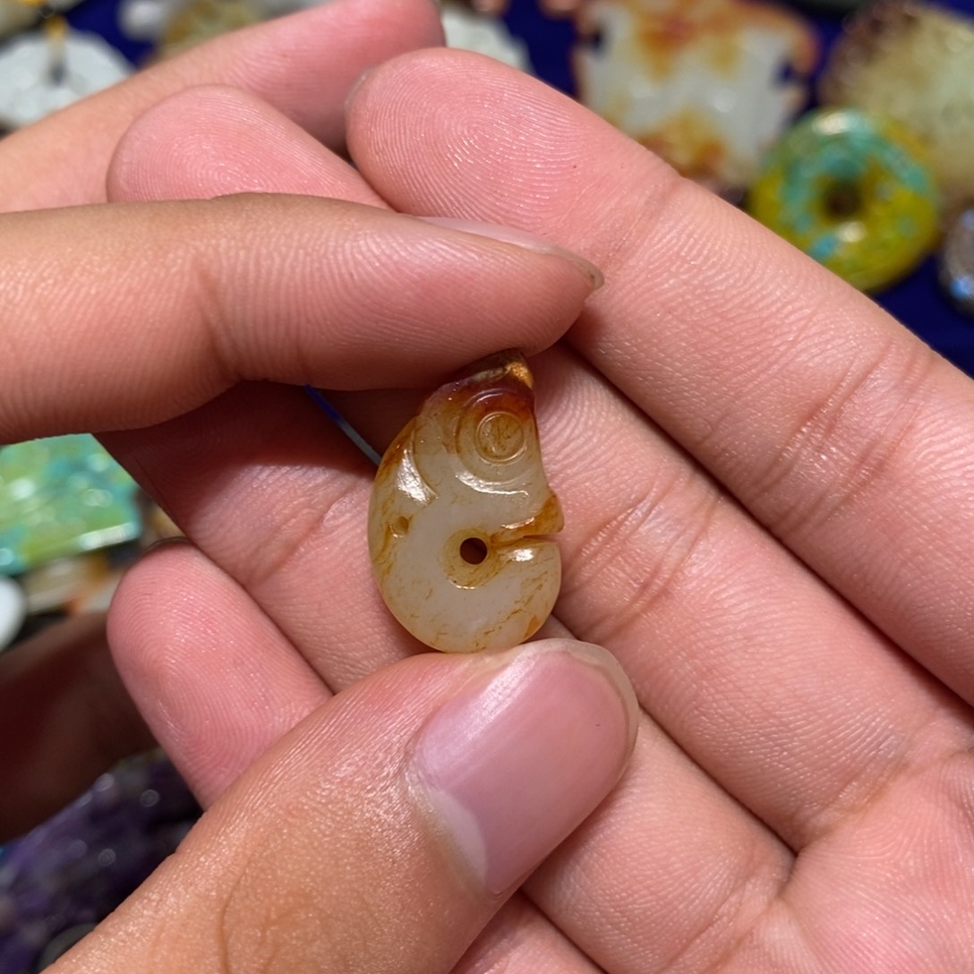 小***龙未镶嵌透闪石质玉车挂