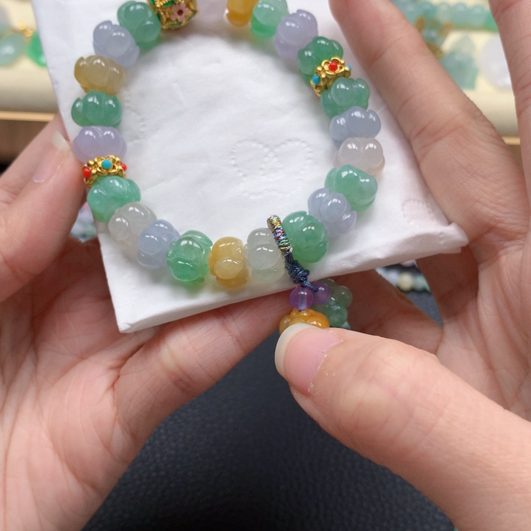 ****M翡翠未镶嵌颈饰是