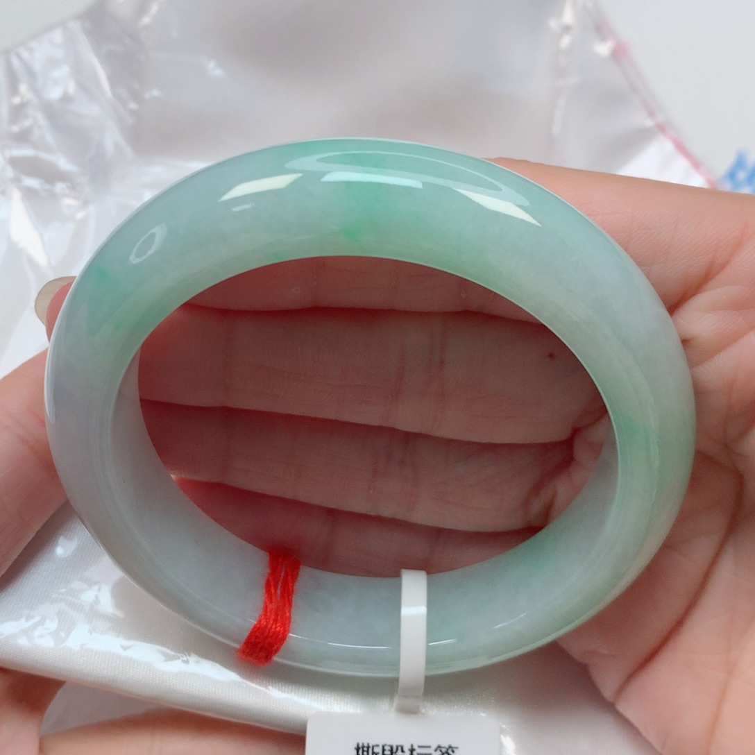 翡翠手镯未镶嵌56圈 淡晴底