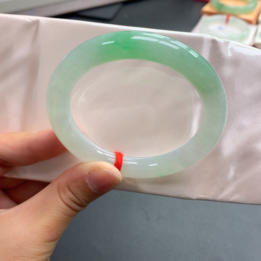 翡翠未镶嵌手镯8号53圆条半山水阳绿冰胶性价比