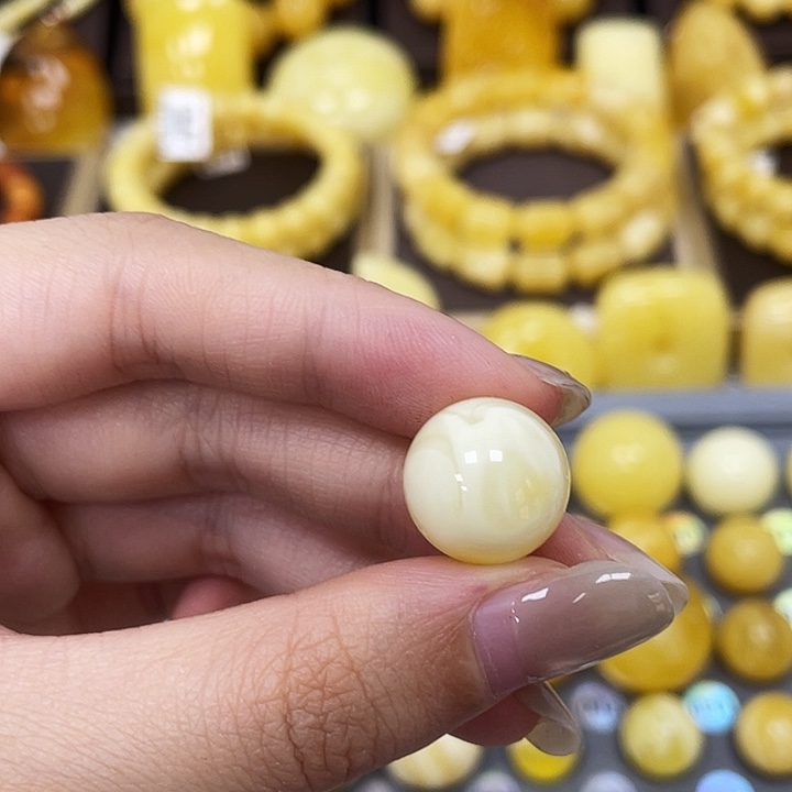 琥珀未镶嵌裸石14.4mm瑕 076