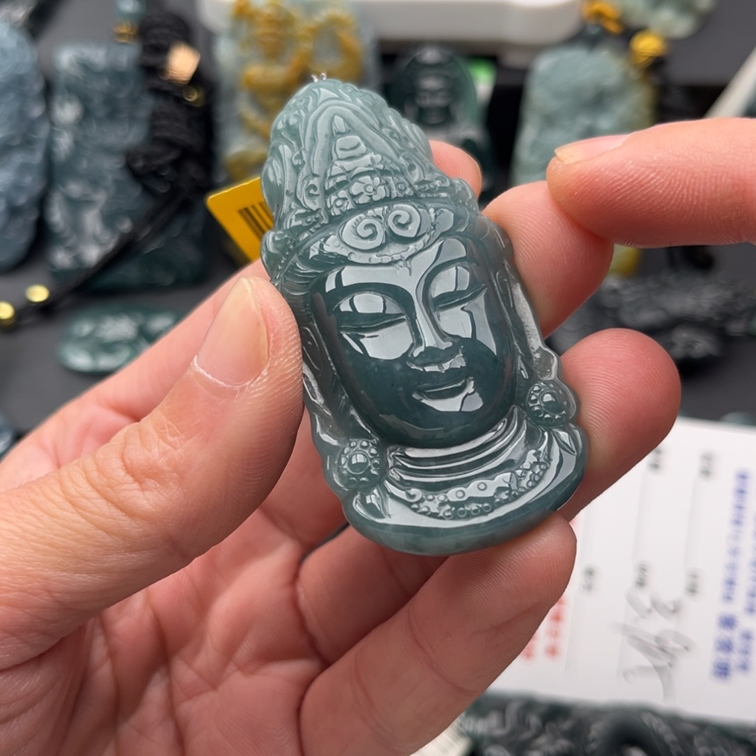 翡翠未镶嵌颈饰观音