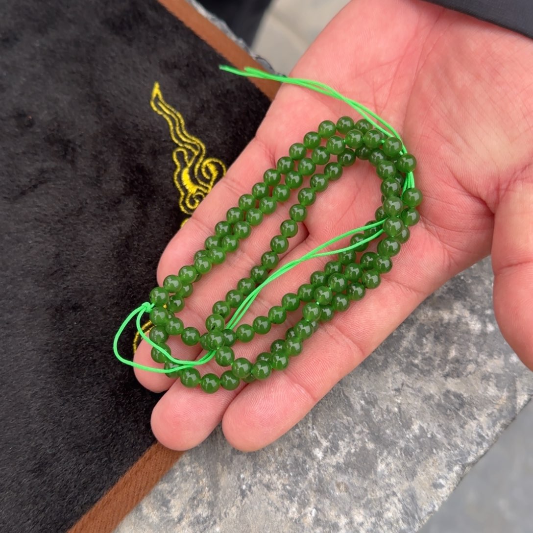 和田玉未镶嵌颈饰俄碧辣阳绿卡6