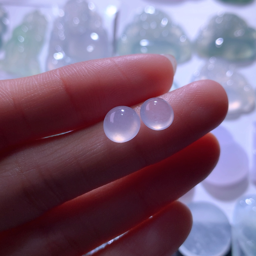 翡翠未镶嵌颈饰一对