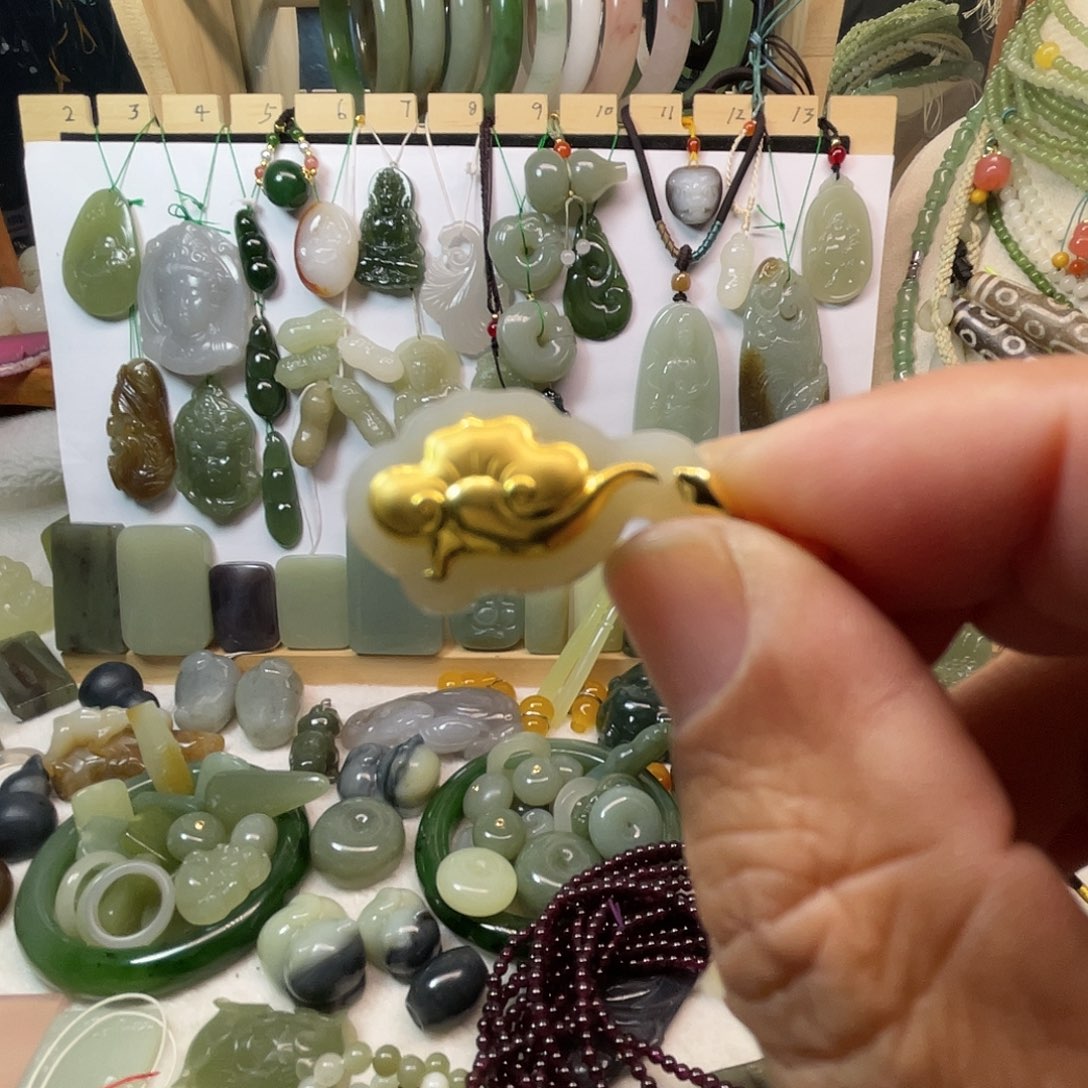 透闪石质玉未镶嵌颈饰