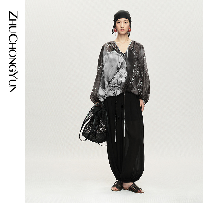 【深海之境】ZHUCHONGYUN2026夏新款真丝印花V领T恤C1GB23891