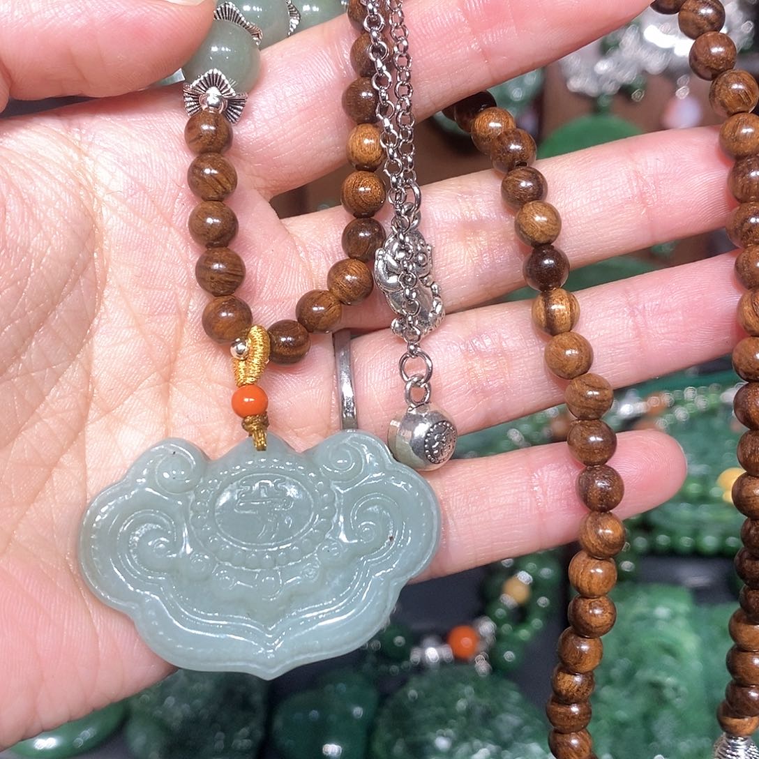 颈饰未镶嵌和田玉（糖玉）