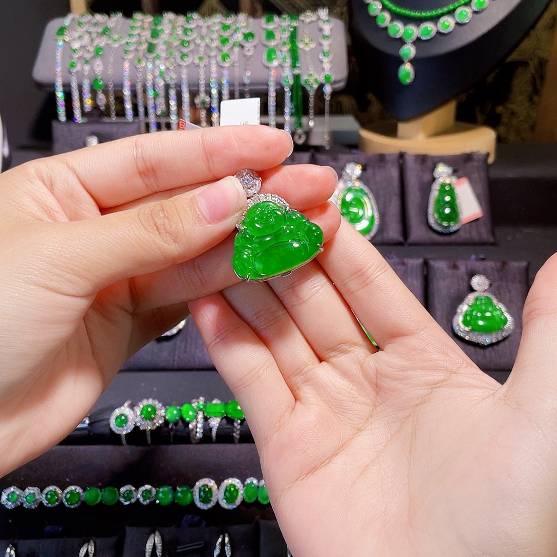 兜****翡翠银S925镶嵌颈饰佛公