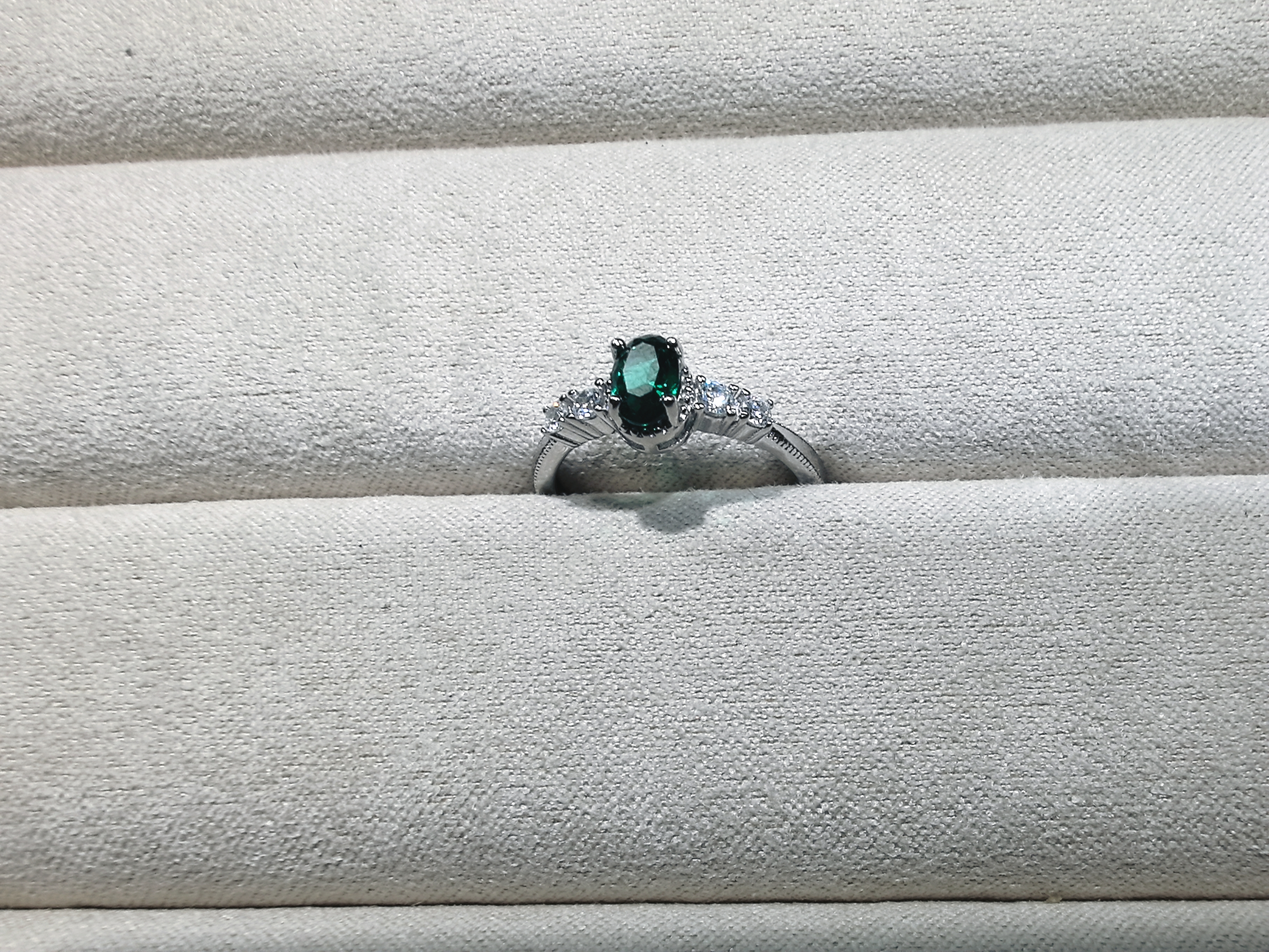 s925银镶嵌绿宝石戒指