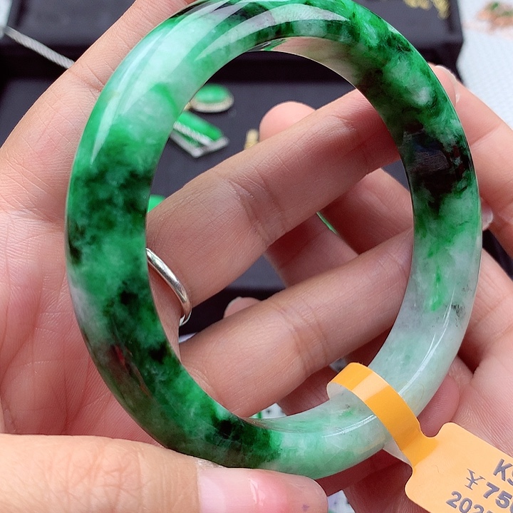 翡翠手镯未镶嵌翡翠