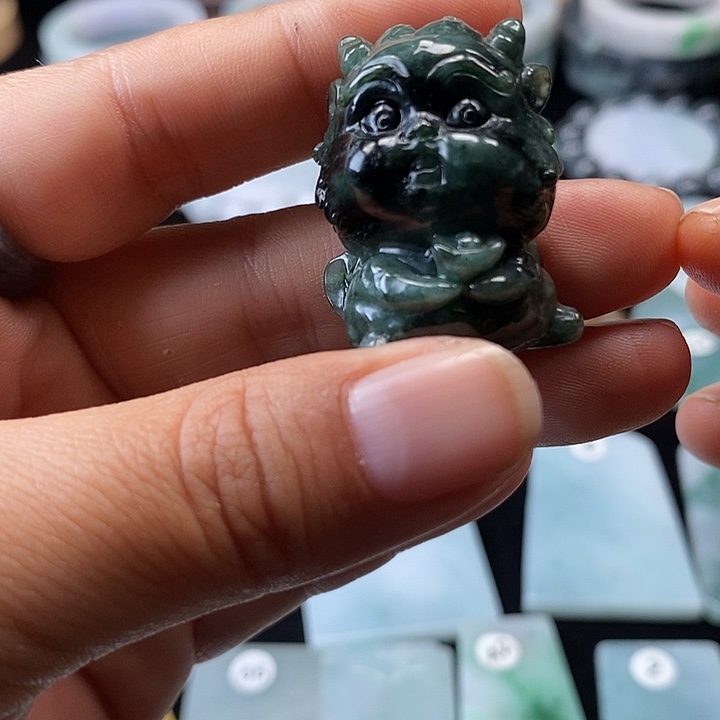 翡翠挂件未镶嵌翡翠的