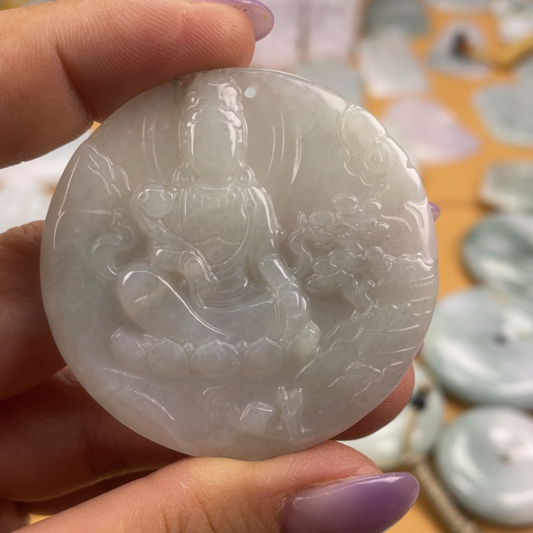 翡翠未镶嵌颈饰观音，微瑕