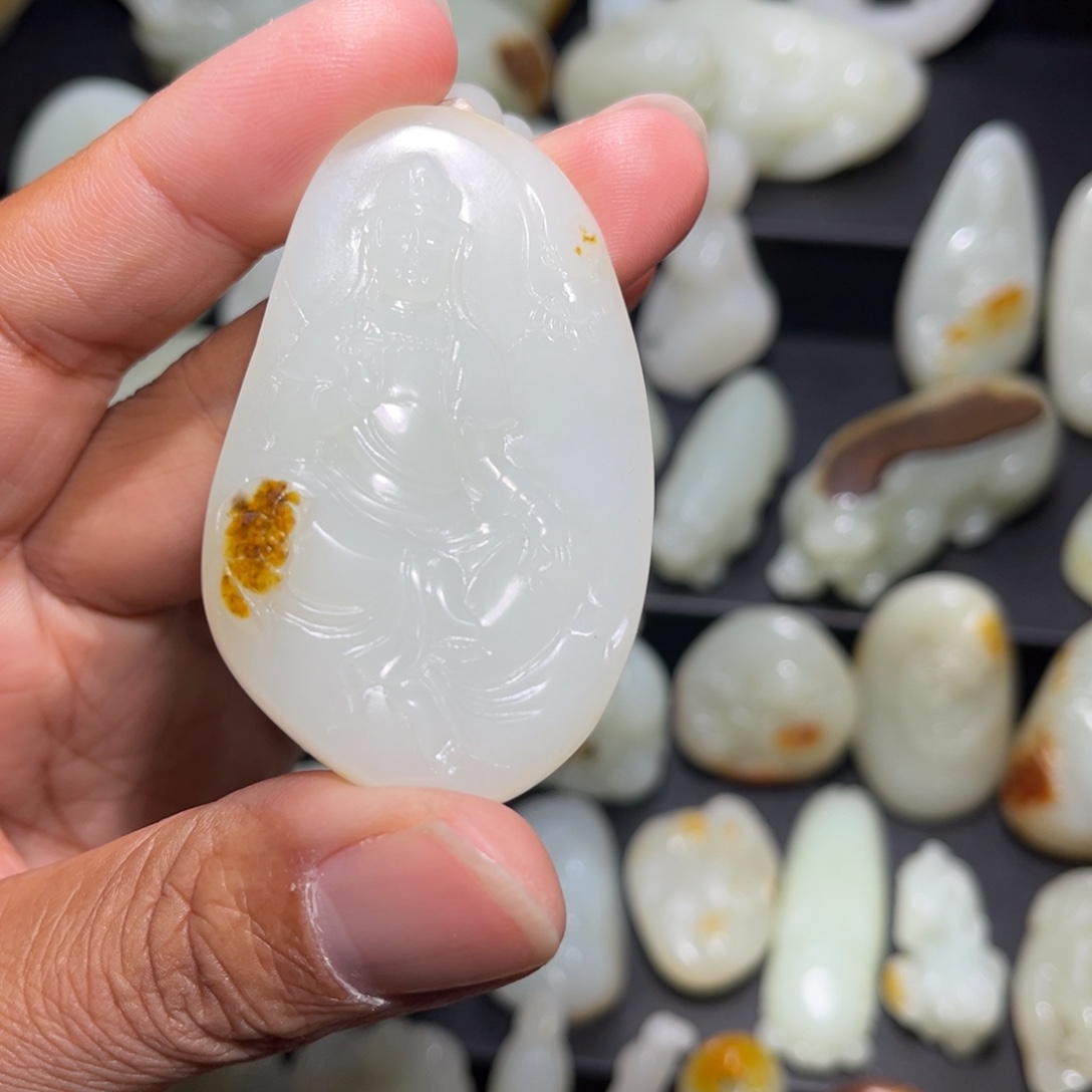 那***海和田玉未镶嵌颈饰