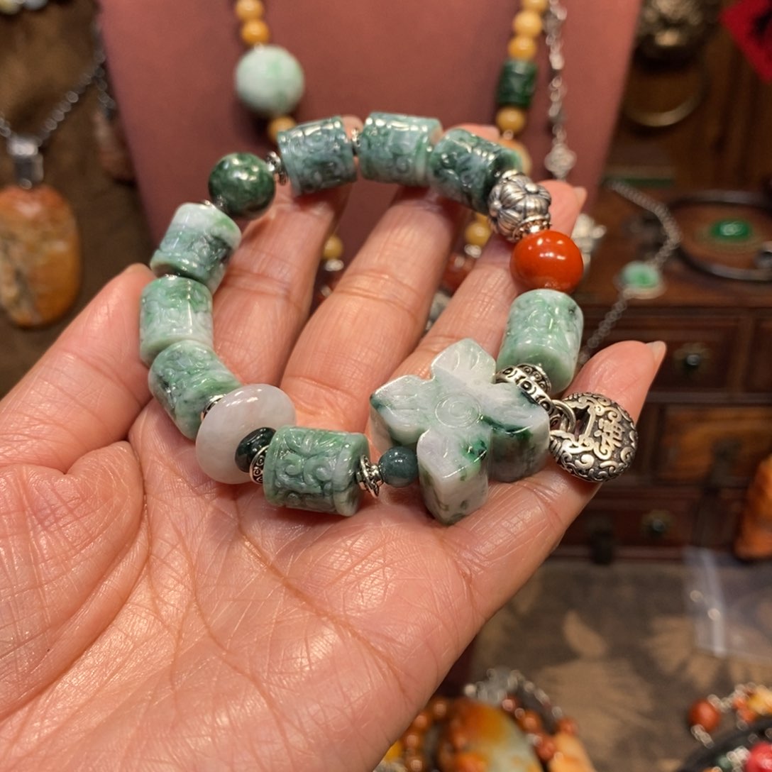 翡翠吊坠(赠链)未镶嵌