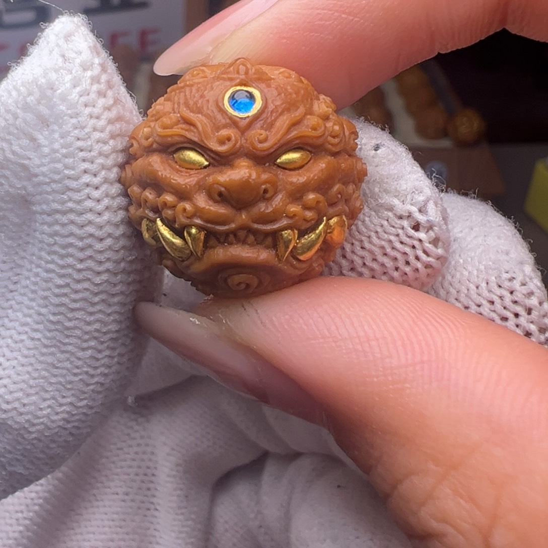 把件猴头核桃精修镶嵌金唐狮全品有正常封口线