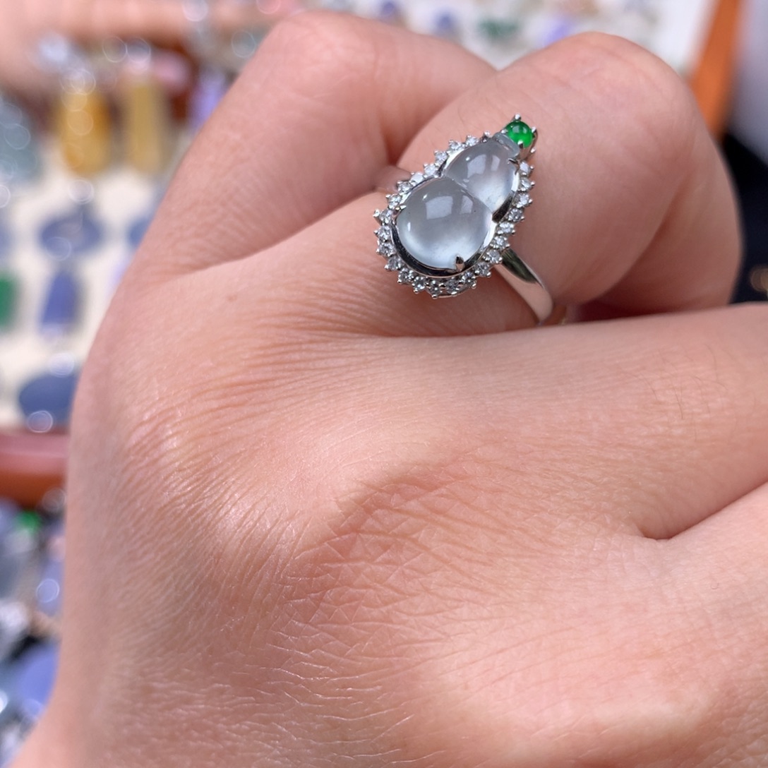 18K金镶嵌戒指翡翠葫芦两用款