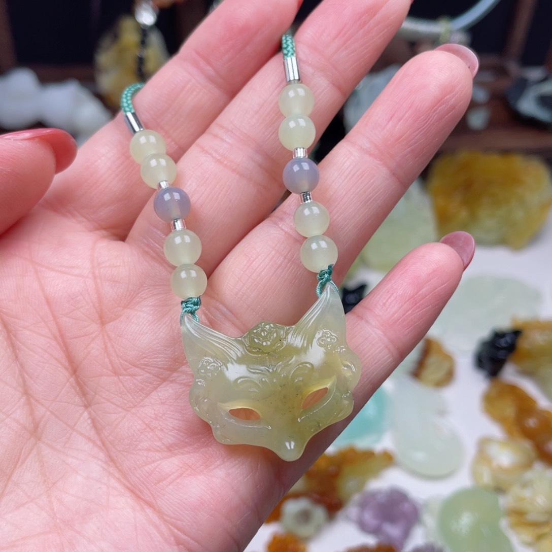 蛇纹石玉颈饰未镶嵌