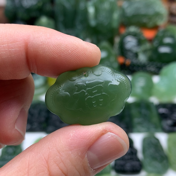 蛇纹石玉颈饰未镶嵌