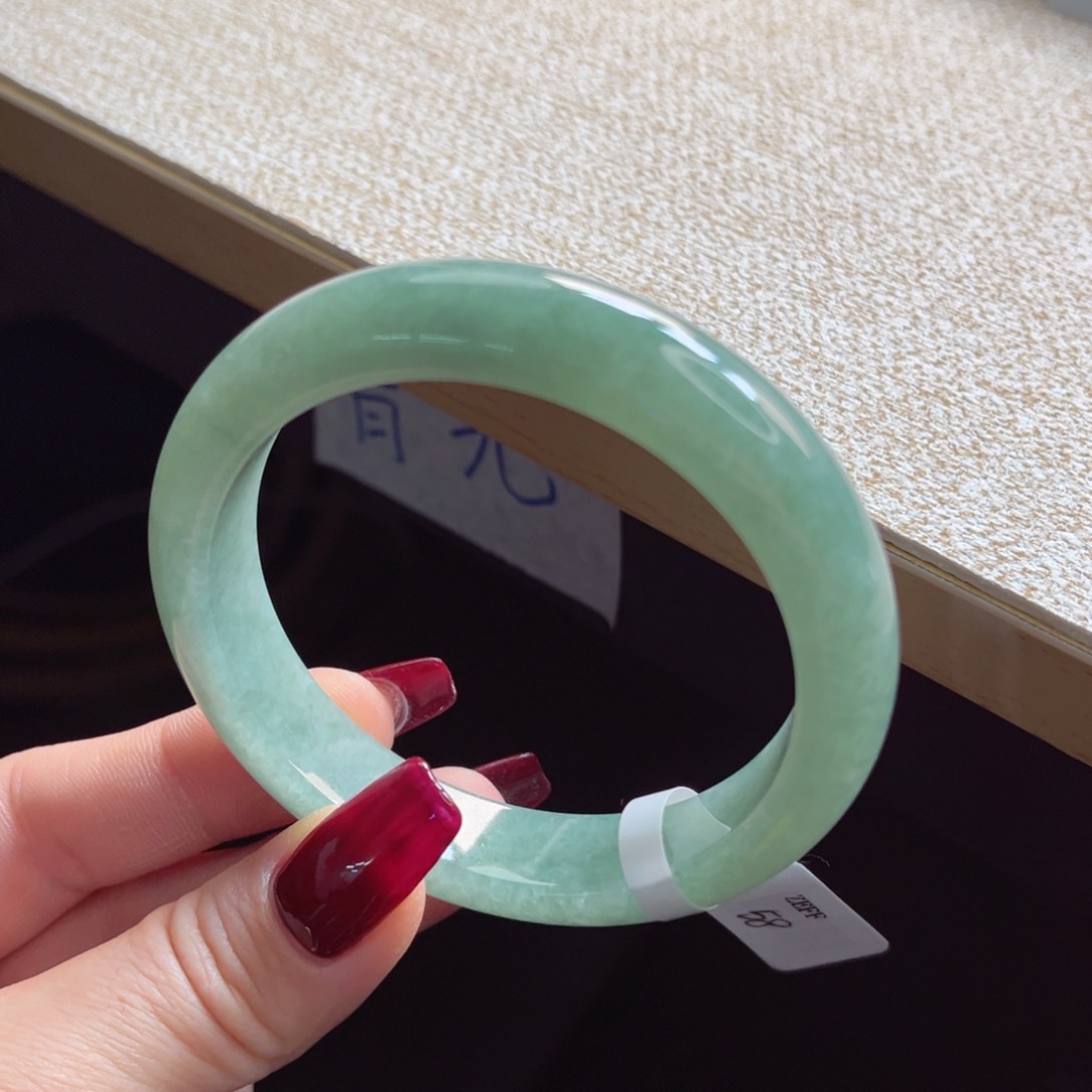 翡翠手镯未镶嵌手镯