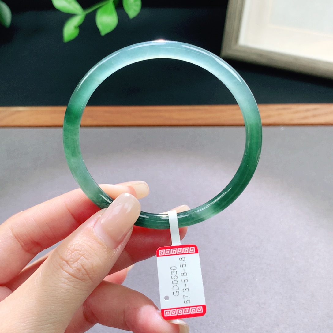 翡翠手镯未镶嵌天然翡翠