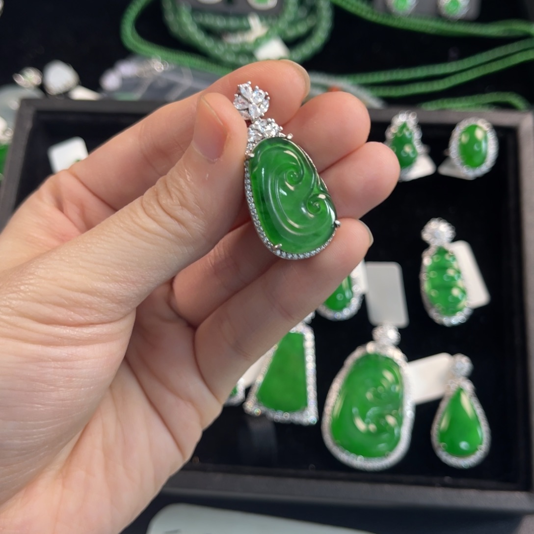翡翠银S925镶嵌戒指如意吊坠
