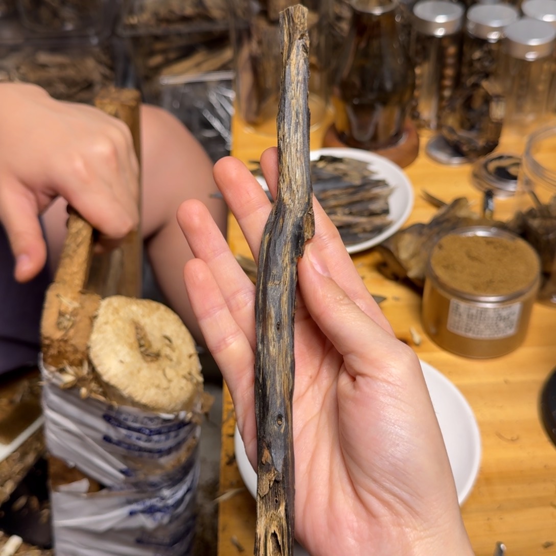 沉香碎屑沉香白棋块料18克