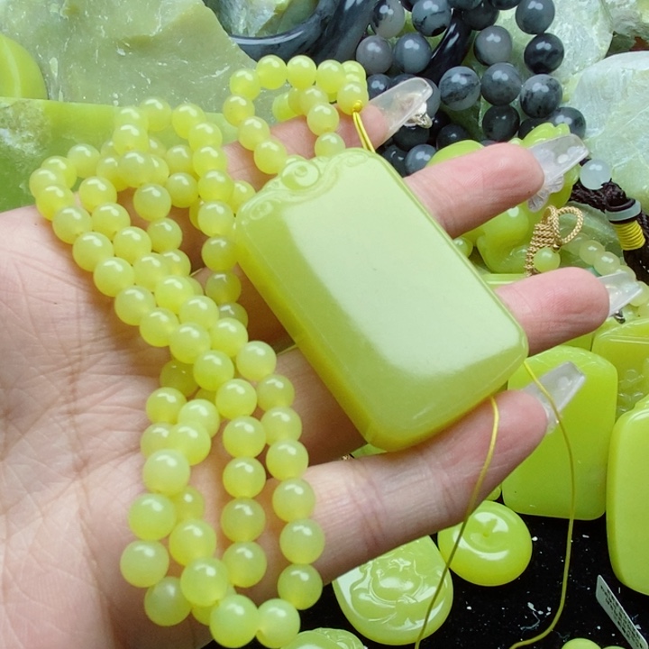 岁***歌石材新疆若羌无事牌链子