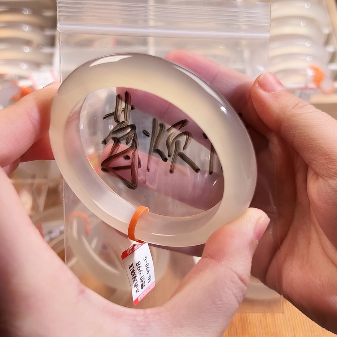 莓****玛瑙/玉髓未镶嵌手镯