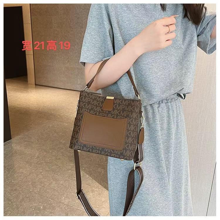 815 女士时尚多层水桶包 F11