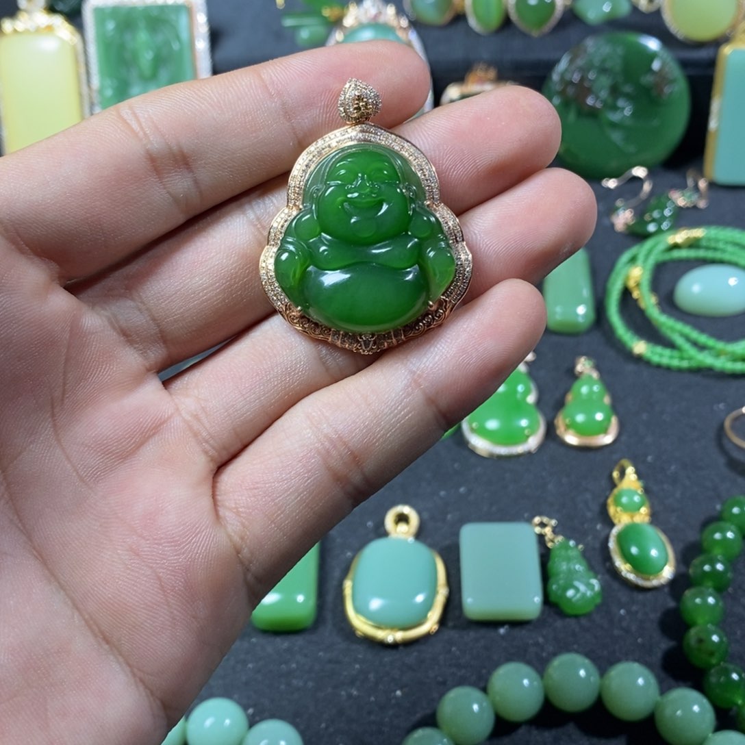 颈饰18K金镶嵌和田玉（碧玉）