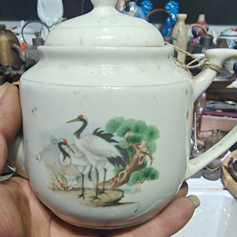 勇****周边查空间摆件。陶瓷小茶壶有残