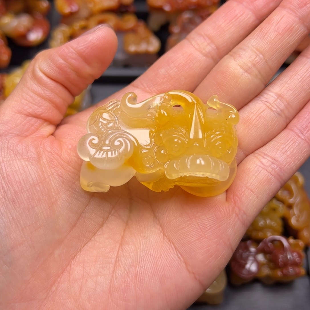 石英质玉（黄龙玉）颈饰未镶嵌