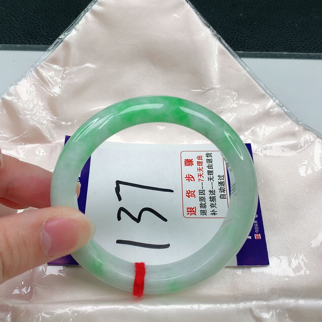 翡翠手镯未镶嵌翡翠