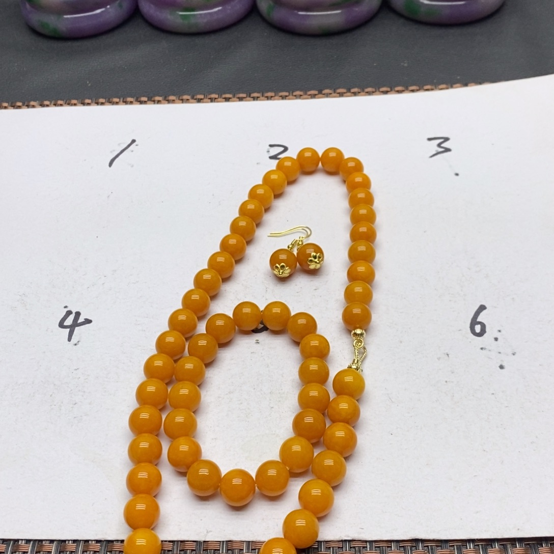 未镶嵌石英质玉珠宝奇石
