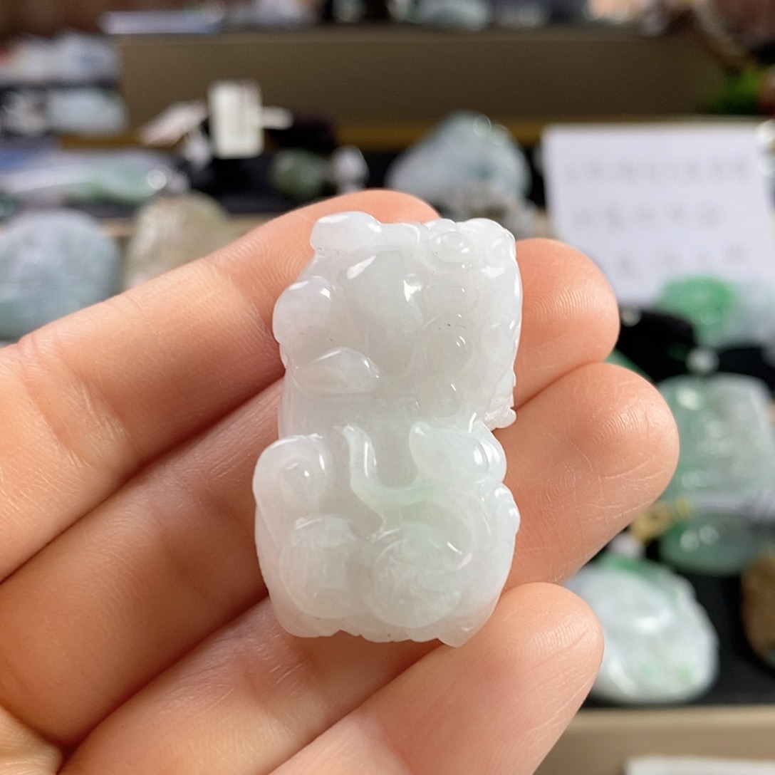 翡翠未镶嵌颈饰貔貅