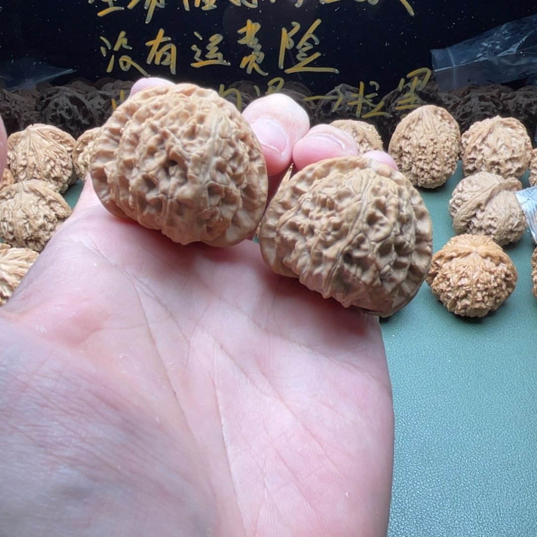 核桃把件?*40全品三角白