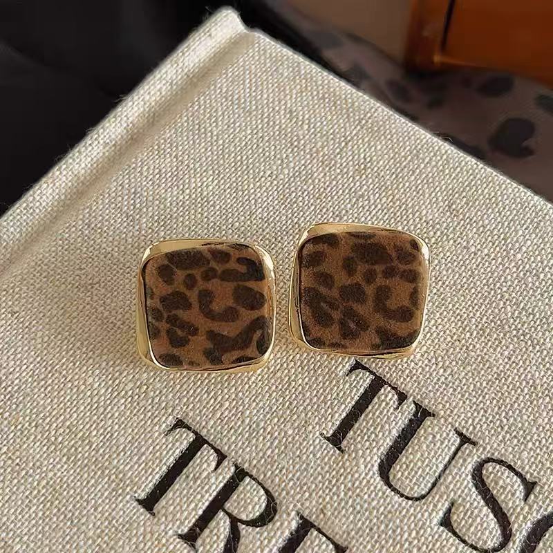 铜合金耳饰 【冷艳系美人】方块耳钉秋冬耳环小众设计新款耳饰女