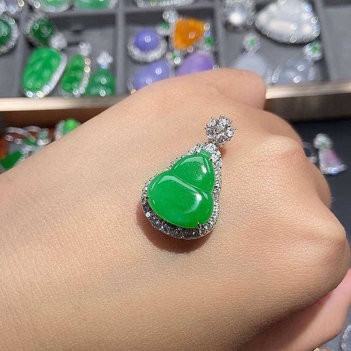 颈饰18K金镶嵌翡翠不含项链